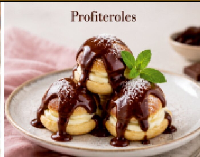 Profiteroles mit Schokoladensauce.